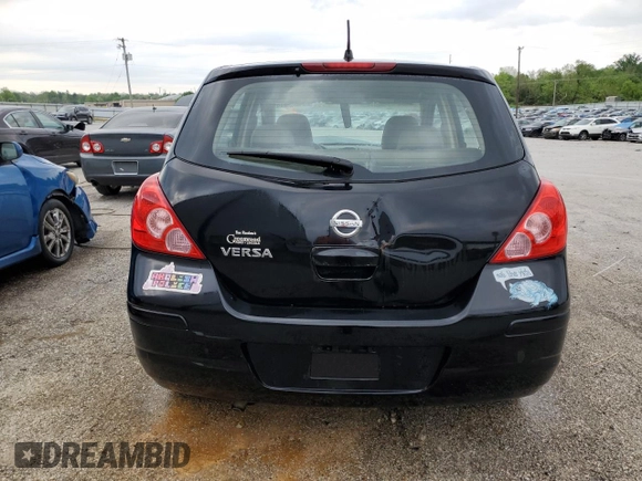 2009 Nissan Versa S z VIN 3N1BC13E19L447131, wystawiony jako Copart lot #54858845 z przebiegiem 190 029 mil mil oraz Nie do naprawy • Non repairable. Historia ofert i sprzedaży dostępna na DreamBid. Obrazek 6.
