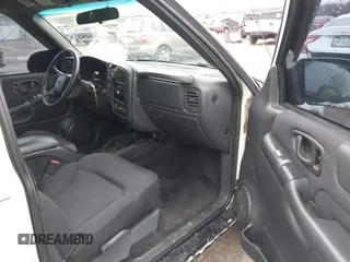 2003 Chevrolet Blazer LS z VIN 1GNDT13X63K106315, wystawiony jako IAAI lot #41914116 z przebiegiem 196 774 mil mil oraz . Historia ofert i sprzedaży dostępna na DreamBid. Obrazek 5.