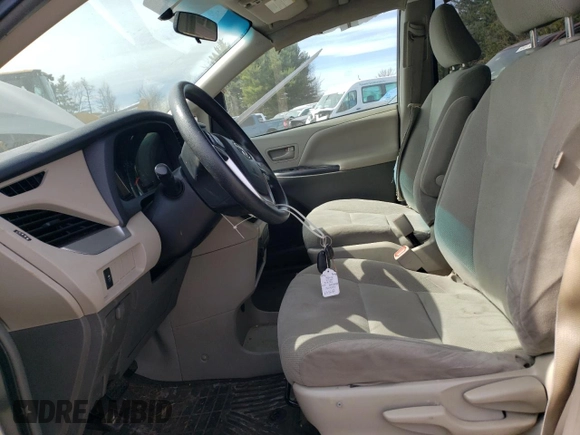 2016 Toyota Sienna L с VIN 5TDZK3DC9GS722856, выставлен на аукционе Copart как лот 50233395 с пробегом 89 225 миль миль и Списание • Salvage title. История ставок и продаж доступна на DreamBid. Изображение 7.