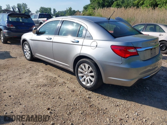 2014 Chrysler 200 Limited z VIN 1C3CCBCG3EN157576, wystawiony jako IAAI lot #42246877 z przebiegiem 148 144 mil mil oraz . Historia ofert i sprzedaży dostępna na DreamBid. Obrazek 3.