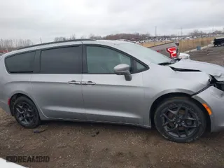 2018 Chrysler Pacifica Limited with VIN 2C4RC1GG2JR230718, listed as a IAAI auction lot 41837691 with 109,811 mi miles. Bid and sale history available at carsss.com. Image 13.