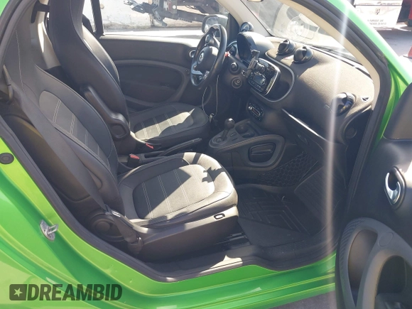 2017 Smart fortwo Pure z VIN WMEFJ9BA9HK226752, wystawiony jako IAAI lot #42420588 z przebiegiem Nie podano mil oraz . Historia ofert i sprzedaży dostępna na DreamBid. Obrazek 5.