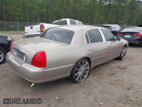 2003 Lincoln Town Car Signature z VIN 1LNHM82W73Y645995, wystawiony jako IAAI lot #41958634 z przebiegiem 172 960 mil mil oraz . Historia ofert i sprzedaży dostępna na DreamBid. Obrazek 4.