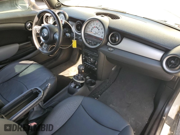 2011 MINI Convertible z VIN WMWZN3C55BT133563, wystawiony jako Copart lot #57984335 z przebiegiem 78 972 mil mil oraz Czysty tytuł • Clean title. Historia ofert i sprzedaży dostępna na DreamBid. Obrazek 8.