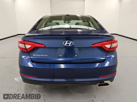 2017 Hyundai Sonata SE z VIN 5NPE24AF8HH481091, wystawiony jako Copart lot #57140915 z przebiegiem 71 033 mil mil oraz Czysty tytuł • Clean title. Historia ofert i sprzedaży dostępna na DreamBid. Obrazek 6.