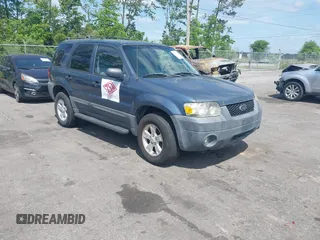 2005 Ford Escape XLT with VIN 1FMYU03185KB65040, listed as a IAAI auction lot 42133816 with 132,525 mi miles. Bid and sale history available at carsss.com. Image 1.