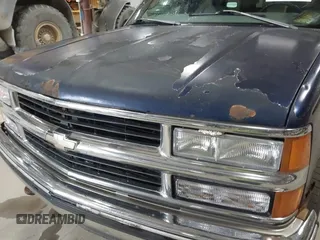 1999 Chevrolet Suburban z VIN 1GNFK16R1XJ409829, wystawiony jako IAAI lot #42045240 z przebiegiem 337 554 mil mil oraz . Historia ofert i sprzedaży dostępna na DreamBid. Obrazek 12.