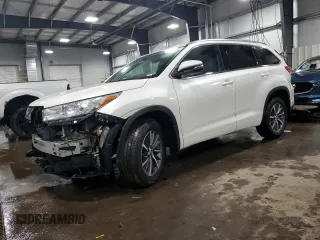 2018 Toyota Highlander SE z VIN 5TDJZRFH5JS557805, wystawiony jako Copart lot #44451975 z przebiegiem 64 119 mil mil oraz Szkoda całkowita • Salvage title. Historia ofert i sprzedaży dostępna na DreamBid. Obrazek 1.