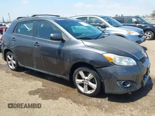 2009 Toyota Matrix S z VIN 2T1LE40E99C010143, wystawiony jako IAAI lot #42298942 z przebiegiem 183 300 mil mil oraz . Historia ofert i sprzedaży dostępna na DreamBid. Obrazek 1.