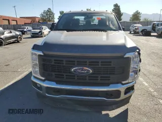 2023 Ford F-350 z VIN 1FT8X3BA6PED15808, wystawiony jako Copart lot #72426324 z przebiegiem 36 913 mil mil oraz Szkoda całkowita • Salvage title. Historia ofert i sprzedaży dostępna na DreamBid. Obrazek 5.
