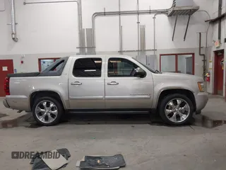 2007 Chevrolet Avalanche LTZ z VIN 3GNEC12037G144865, wystawiony jako IAAI lot #42592982 z przebiegiem 160 962 mil mil oraz . Historia ofert i sprzedaży dostępna na DreamBid. Obrazek 13.