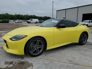 2023 Nissan Z Sport z VIN JN1BZ4AH0PM310987, wystawiony jako Copart lot #74926264 z przebiegiem 10 474 mil mil oraz Szkody całkowita. Historia ofert i sprzedaży dostępna na DreamBid. Obrazek 1.