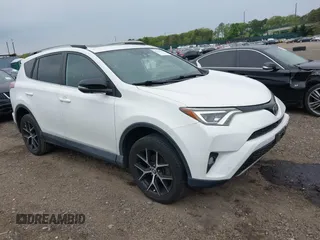 2017 Toyota RAV4 SE z VIN 2T3JFREV3HW695013, wystawiony jako IAAI lot #42232518 z przebiegiem 68 454 mil mil oraz . Historia ofert i sprzedaży dostępna na DreamBid. Obrazek 1.