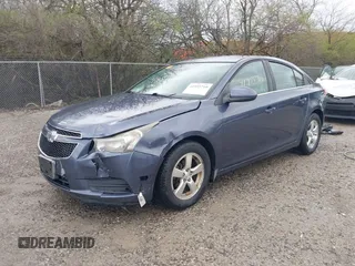 2014 Chevrolet Cruze 1LT z VIN 1G1PC5SB0E7213216, wystawiony jako IAAI lot #41955710 z przebiegiem 147 003 mil mil oraz . Historia ofert i sprzedaży dostępna na DreamBid. Obrazek 18.
