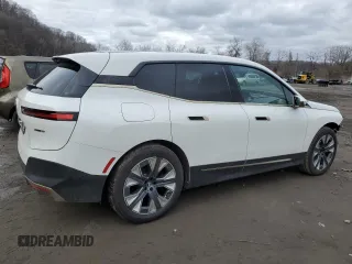 2023 BMW iX xDrive50 z VIN WB523CF09PCL96538, wystawiony jako Copart lot #44728454 z przebiegiem 33 929 mil mil oraz . Historia ofert i sprzedaży dostępna na DreamBid. Obrazek 3.