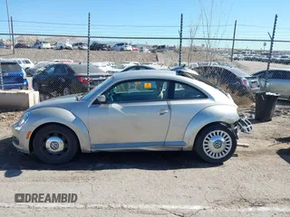 2013 Volkswagen Beetle с VIN 3VWHX7AT0DM663696, выставлен на аукционе IAAI как лот 41485832 с пробегом 111 465 миль миль и . История ставок и продаж доступна на DreamBid. Изображение 14.