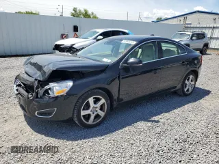 2013 Volvo S60 T5 Premier z VIN YV1612FS5D2186974, wystawiony jako Copart lot #57960215 z przebiegiem 142 598 mil mil oraz Szkody całkowita. Historia ofert i sprzedaży dostępna na DreamBid. Obrazek 1.