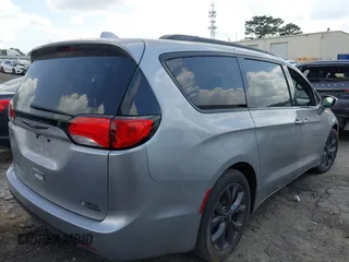 2018 Chrysler Pacifica Touring L with VIN 2C4RC1BG5JR165418, listed as a IAAI auction lot 42143241 with 157,768 mi miles and . Bid and sale history available at DreamBid. Image 4.