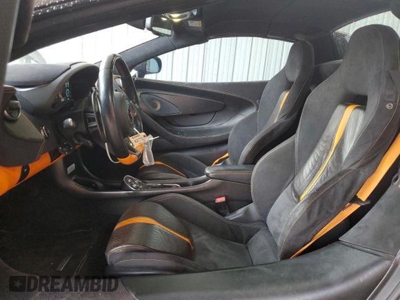 2018 McLaren 570S z VIN SBM13FAA1JW004280, wystawiony jako Copart lot #63609654 z przebiegiem 22 596 mil mil oraz Szkody całkowita. Historia ofert i sprzedaży dostępna na DreamBid. Obrazek 7.