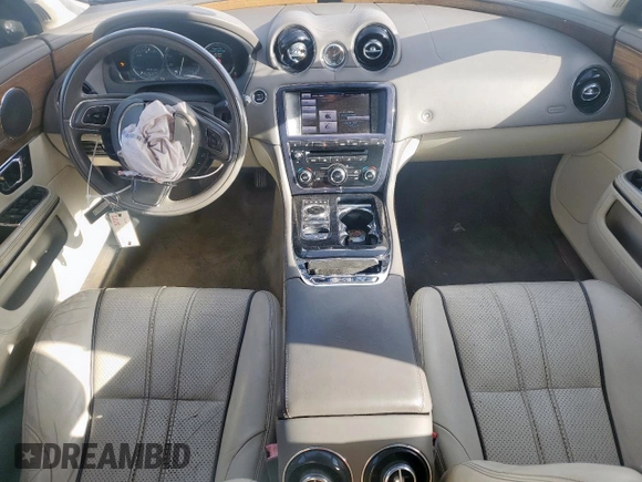 2014 Jaguar XJ Supercharged z VIN SAJWA1GT4EMV60053, wystawiony jako Copart lot #57643005 z przebiegiem 48 139 mil mil oraz Szkoda całkowita • Salvage title. Historia ofert i sprzedaży dostępna na DreamBid. Obrazek 8.