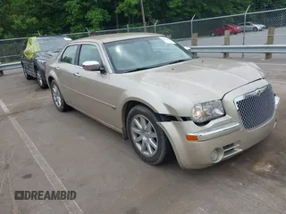 2007 Chrysler 300 C z VIN 2C3LA63HX7H640189, wystawiony jako IAAI lot #42316626 z przebiegiem 61 152 mil mil oraz . Historia ofert i sprzedaży dostępna na DreamBid. Obrazek 1.