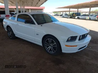 2005 Ford Mustang GT Deluxe z VIN 1ZVHT82H255219660, wystawiony jako IAAI lot #42228768 z przebiegiem 179 412 mil mil oraz . Historia ofert i sprzedaży dostępna na DreamBid. Obrazek 1.
