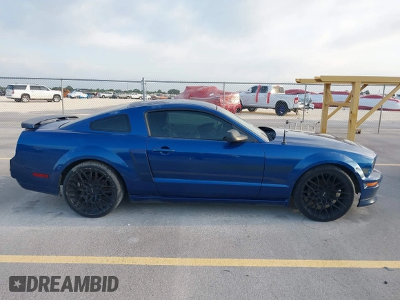2007 Ford Mustang GT Deluxe с VIN 1ZVHT82H575243065, выставлен на аукционе IAAI как лот 42467593 с пробегом 316 877 миль миль и . История ставок и продаж доступна на DreamBid. Изображение 13.