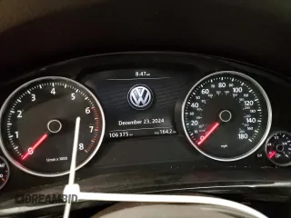2016 Volkswagen Touareg Sport with VIN WVGEF9BP3GD010197, listed as a Copart auction lot 85826584 with 106,375 mi miles and Salvage Title. Bid and sale history available at DreamBid. Image 9.