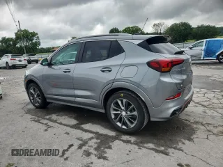 2023 Buick Encore GX Select z VIN KL4MMDSL6PB066405, wystawiony jako Copart lot #59940995 z przebiegiem 26 385 mil mil oraz Czysty tytuł • Clean title. Historia ofert i sprzedaży dostępna na DreamBid. Obrazek 2.
