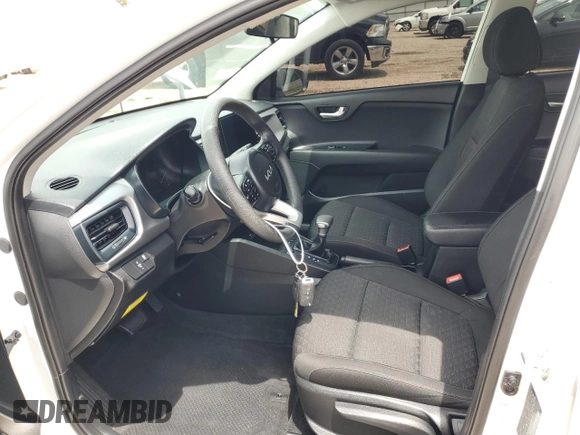 2023 Kia Rio S z VIN 3KPA24AD6PE596448, wystawiony jako Copart lot #55446535 z przebiegiem 33 042 mil mil oraz Tytuł czysty. Historia ofert i sprzedaży dostępna na DreamBid. Obrazek 7.