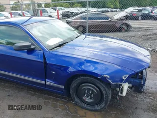 2013 Ford Mustang V6 с VIN 1ZVBP8AM4D5227735, выставлен на аукционе IAAI как лот 42395404 с пробегом 133 488 миль миль и . История ставок и продаж доступна на DreamBid. Изображение 18.