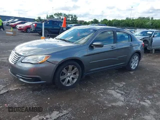 2012 Chrysler 200 Touring z VIN 1C3CCBBG3CN228547, wystawiony jako IAAI lot #42397903 z przebiegiem 158 982 mil mil oraz . Historia ofert i sprzedaży dostępna na DreamBid. Obrazek 2.
