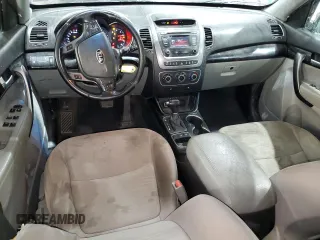 2014 Kia Sorento LX z VIN 5XYKTCA65EG488917, wystawiony jako Copart lot #57613445 z przebiegiem 180 621 mil mil oraz Szkoda całkowita • Salvage title. Historia ofert i sprzedaży dostępna na DreamBid. Obrazek 8.