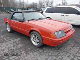 1986 Ford Mustang z VIN 1FABP27M6GF295353, wystawiony jako IAAI lot #41936575 z przebiegiem 11 088 mil mil oraz . Historia ofert i sprzedaży dostępna na DreamBid. Obrazek 1.