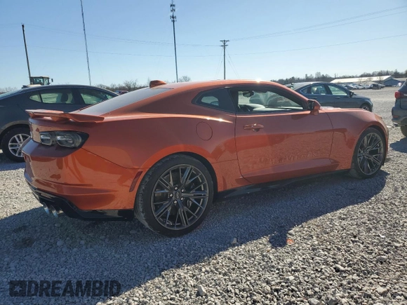 2023 Chevrolet Camaro ZL1 z VIN 1G1FK1R62P0152754, wystawiony jako Copart lot #47596115 z przebiegiem 698 mil mil oraz Szkody całkowita. Historia ofert i sprzedaży dostępna na DreamBid. Obrazek 3.