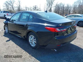 2025 Toyota Camry LE z VIN 4T1DAACK5SU581231, wystawiony jako IAAI lot #41934940 z przebiegiem 9887 mil mil oraz . Historia ofert i sprzedaży dostępna na DreamBid. Obrazek 3.