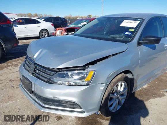 2015 Volkswagen Jetta SE z VIN 3VWD07AJ6FM326731, wystawiony jako IAAI lot #41066250 z przebiegiem 63 242 mil mil oraz . Historia ofert i sprzedaży dostępna na DreamBid. Obrazek 6.