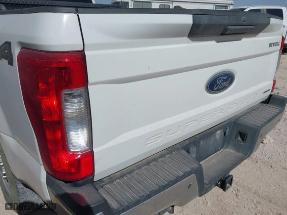 2017 Ford Super Duty F-250 SRW Lariat with VIN 1FT7W2B60HED25658, listed as a IAAI auction lot 41675677 with 162,395 mi miles. Bid and sale history available at carsss.com. Image 6.