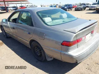 1998 Toyota Camry LE z VIN 4T1BG22K0WU352118, wystawiony jako IAAI lot #42066267 z przebiegiem 289 599 mil mil oraz . Historia ofert i sprzedaży dostępna na DreamBid. Obrazek 3.