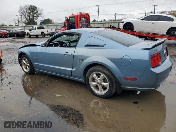 2005 Ford Mustang GT Deluxe z VIN 1ZVFT82H255237843, wystawiony jako Copart lot #44313965 z przebiegiem 128 236 mil mil oraz Szkoda całkowita • Salvage title. Historia ofert i sprzedaży dostępna na DreamBid. Obrazek 2.