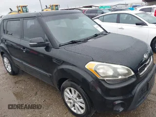 2013 Kia Soul + z VIN KNDJT2A65D7556876, wystawiony jako IAAI lot #41888623 z przebiegiem 93 005 mil mil oraz . Historia ofert i sprzedaży dostępna na DreamBid. Obrazek 1.
