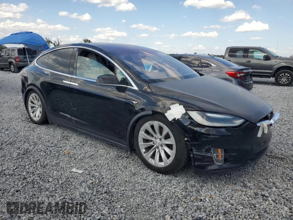 2017 Tesla Model X 90D z VIN 5YJXCBE2XHF060912, wystawiony jako Copart lot #55286205 z przebiegiem Nie podano mil oraz Szkoda całkowita • Salvage title. Historia ofert i sprzedaży dostępna na DreamBid. Obrazek 4.