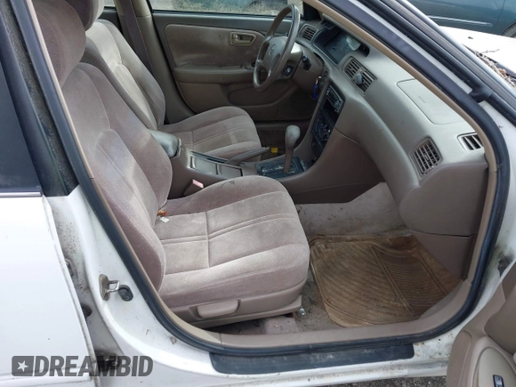 1998 Toyota Camry LE z VIN 4T1BG22K2WU225323, wystawiony jako IAAI lot #41884893 z przebiegiem 262 222 mil mil oraz . Historia ofert i sprzedaży dostępna na DreamBid. Obrazek 5.