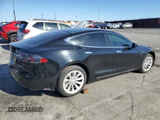 2019 Tesla Model S 75D z VIN 5YJSA1E25KF299740, wystawiony jako Copart lot #49355485 z przebiegiem 140 385 mil mil oraz Szkoda całkowita • Salvage title. Historia ofert i sprzedaży dostępna na DreamBid. Obrazek 3.