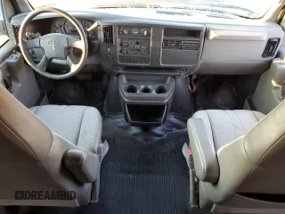 2005 Chevrolet Express Cargo z VIN 1GCFG15T251234110, wystawiony jako Copart lot #88493575 z przebiegiem Nie podano mil oraz Szkoda całkowita • Salvage title. Historia ofert i sprzedaży dostępna na DreamBid. Obrazek 8.