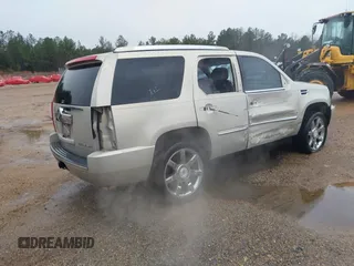 2008 Cadillac Escalade with VIN 1GYEC63818R151366, listed as a IAAI auction lot 41563949 with 272,163 mi miles. Bid and sale history available at carsss.com. Image 4.