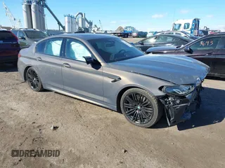 2022 BMW M5 z VIN WBS83CH07NCK66677, wystawiony jako IAAI lot #41425835 z przebiegiem 20 151 mil mil oraz . Historia ofert i sprzedaży dostępna na DreamBid. Obrazek 1.