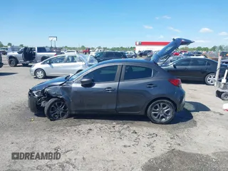 2020 Toyota Yaris LE z VIN 3MYDLBJV3LY703134, wystawiony jako IAAI lot #41984738 z przebiegiem 169 094 mil mil oraz . Historia ofert i sprzedaży dostępna na DreamBid. Obrazek 13.