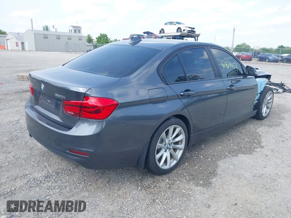 2018 BMW 3 Series 320i xDrive z VIN WBA8A3C55JA358857, wystawiony jako IAAI lot #42464459 z przebiegiem 72 068 mil mil oraz . Historia ofert i sprzedaży dostępna na DreamBid. Obrazek 4.