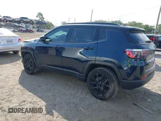 2024 Jeep Compass Latitude z VIN 3C4NJDBN7RT162744, wystawiony jako IAAI lot #42222143 z przebiegiem 8 657 mil mil oraz . Historia ofert i sprzedaży dostępna na DreamBid. Obrazek 3.